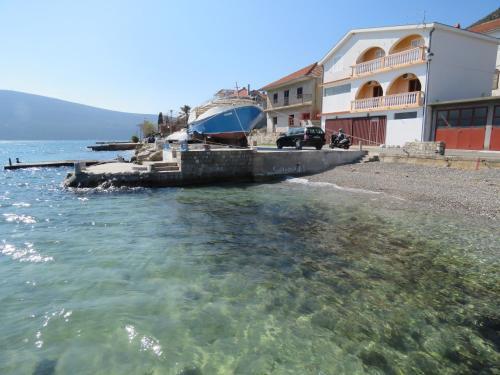 Apartments Lakoni?