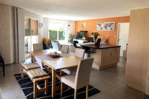 Maison de Vacances Lumineuse Avec Acc�s Piscine Et Parking Priv�e