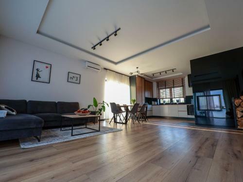 Comfortable Holiday Villa On The Lake, Spalona