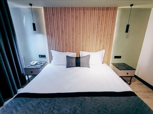 Leons Hotel