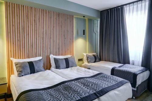 Leons Hotel