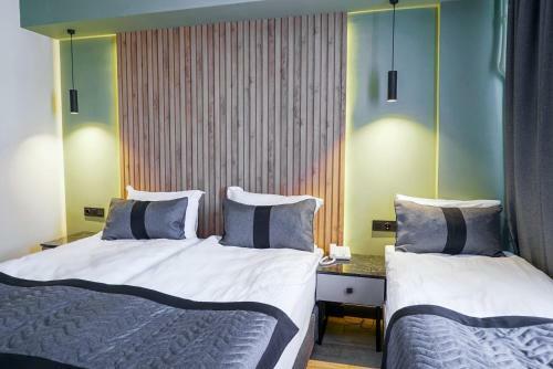 Leons Hotel