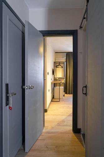 Leons Hotel