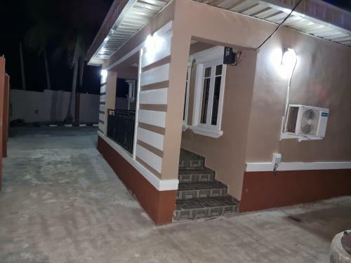Cheerful 3bedrooms Home With Spacious Compound.