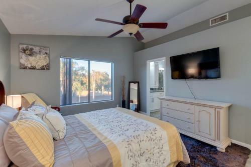 Phoenix Gem With Sparkling Heated Pool And Newly Remodeled! Home