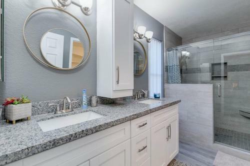 Phoenix Gem With Sparkling Heated Pool And Newly Remodeled! Home