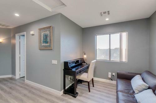 Phoenix Gem With Sparkling Heated Pool And Newly Remodeled! Home