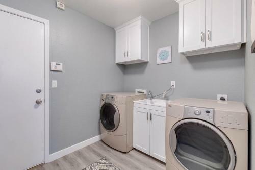 Phoenix Gem With Sparkling Heated Pool And Newly Remodeled! Home