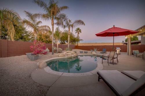 Phoenix Gem With Sparkling Heated Pool And Newly Remodeled! Home