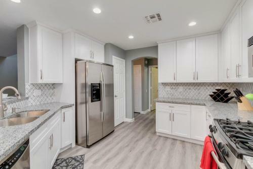 Phoenix Gem With Sparkling Heated Pool And Newly Remodeled! Home