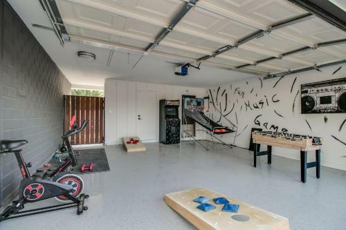 Prime Location - Modern New - Swim, Play And Relax