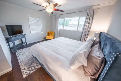 Luxury Home On Windsor -near Old Town- Heated Pool