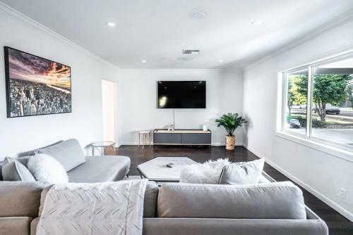 Luxury Home On Windsor -near Old Town- Heated Pool