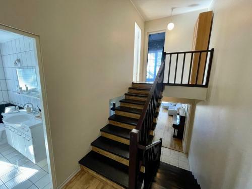 Sunny 3-bdrm Townhouse With 2 Sundecks & Sauna