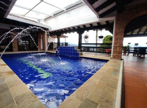 11 Bedroom Gym Luxury Villa - Heated Pool Jacuzzi