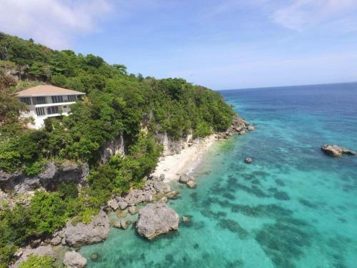 Luxury 2 Bed, 2 Bath Apartment With Stunning Panoramic Sea View, Private Beach
