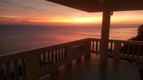 Luxury 2 Bed, 2 Bath Apartment With Stunning Panoramic Sea View, Private Beach