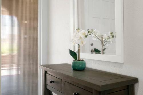 Chic Lakefront Cottage