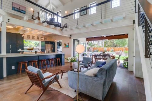 1155 Hymettus Ave Home