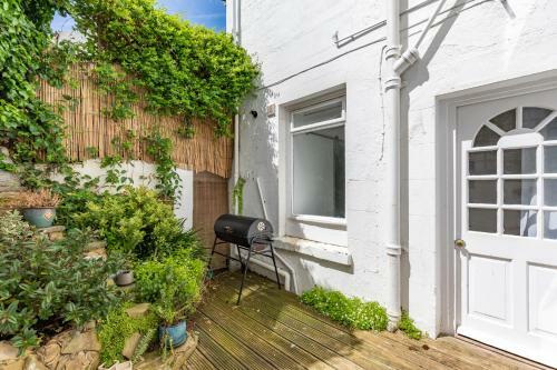 Lovely, Centrally Located 2-bedroom Apartment With Patio