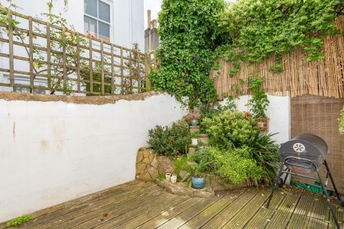 Lovely, Centrally Located 2-bedroom Apartment With Patio