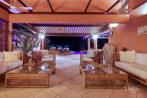 Casa Monte Belo -ferias Alto Padr�o- Beachfront Vacation