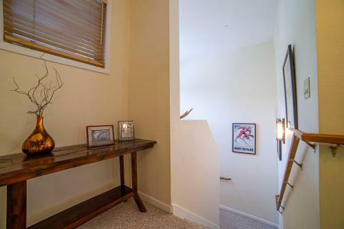 #467- Golf Course Condo Near Ski Resort, Mountain Views