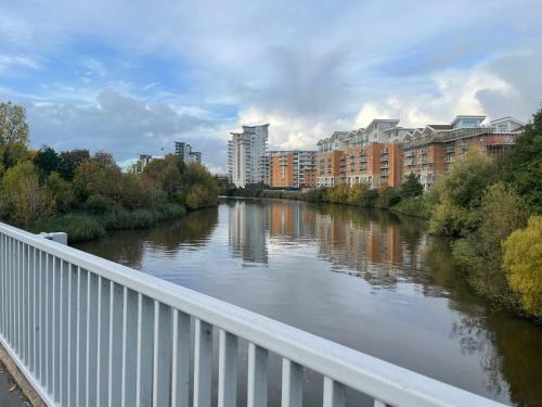 Comfort En-suite In A Two Bed Apart With Fast Internet And Home Studio