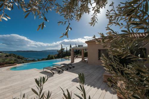 Phaedrus Living: Seaview Luxury Villa Chrysanthemum