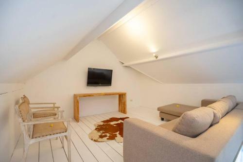 Fully-serviced 2 Bedroom Luxury Villa