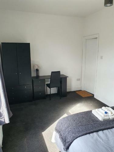 Modern 4 Bed House Near City Center