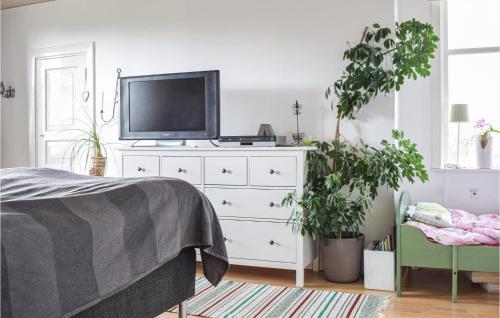 Stunning Home In Halltorp With Wifi And 3 Bedrooms