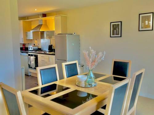 Spacious Coastal Retreat Free Parking