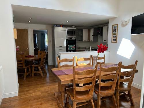 Simply Stunning 3 Bedroom Home With Parking Space