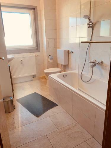 Apartamento Modern & Cozy 2 Zimmer Wohnung, Balkon, Parkplatz