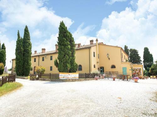 Beautiful Apartment In Collesalvetti With Garden