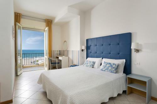 Ambasciatori Hotel - Davanti A Noi Solo Il Mare