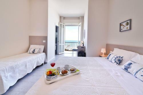 Ambasciatori Hotel - Davanti A Noi Solo Il Mare