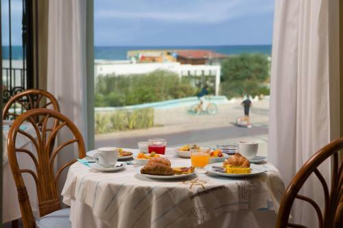 Ambasciatori Hotel - Davanti A Noi Solo Il Mare