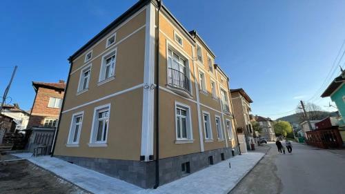 Hostal ???????? ?????? ???????? ?????? / Luxury Studios ?the Old Batak?