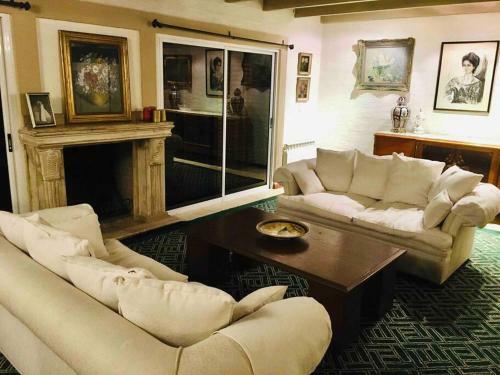 Amplia Casa Con Jard�n, Quincho Y Piscina