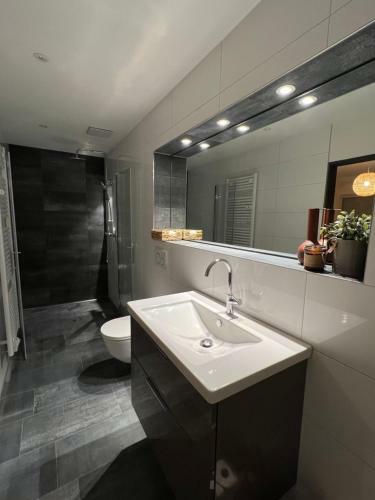 Apartamento Blackncozy - Modern & Stylish Mit Boxspringbett Und Terrasse F�r 4