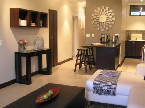 Lovely 2 Bed Upstairs Apartment In Bryanston