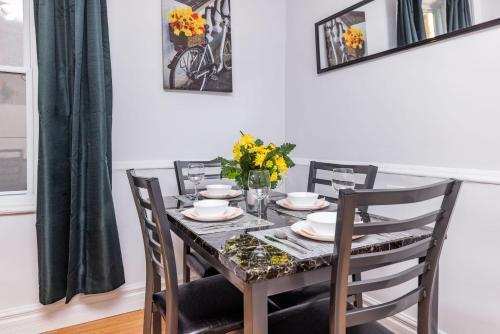 Apartamento Cozy & Warm - 2br Apt With King Bed - Steps From Byward Market