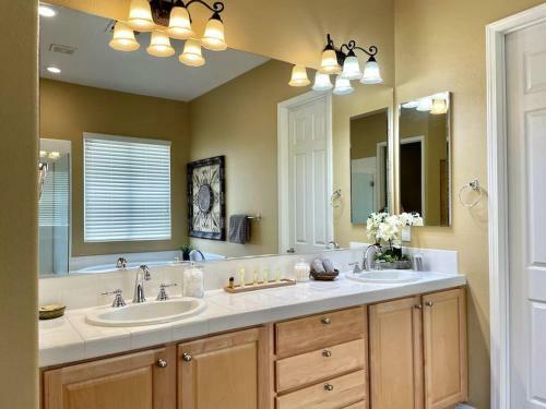 Palm Trees Villa In The Desert