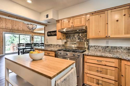 Spacious Lake Arrowhead Cabin With Jacuzzi Spa!