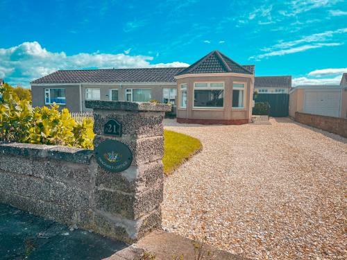 Dragonfly - Hot Tub Luxury Two Bedroom Cottage