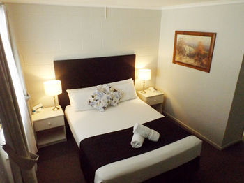 Mcnevins Logan Park Motel