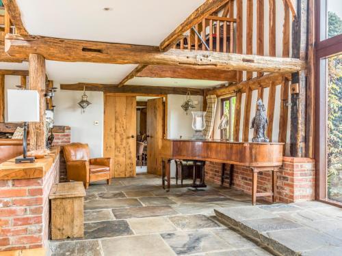 Pass The Keys Large Converted Barn With Pool, Gym And Gardens