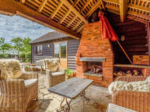 Pass The Keys Large Converted Barn With Pool, Gym And Gardens